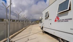 Vue du camion de la clinique mobile MSF devant le centre de Zervou à Samos. Grèce. 2022.