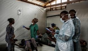 Les équipes MSF auprès d'un patient dans le centre de traitement du choléra de Munigi. République démocratique du Congo. 2022.