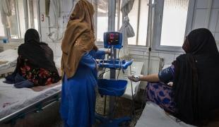 Une sage-femme MSF aux côtés d'une patiente dans la salle de travail de la maternité de l'hôpital MSF de Khost. 