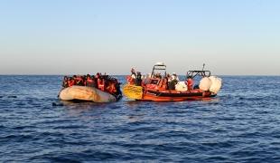 Sauvetage d'un bateau surchargé avec 90 personnes à bord, en détresse au large des côtes libyennes, 5 décembre 2022.