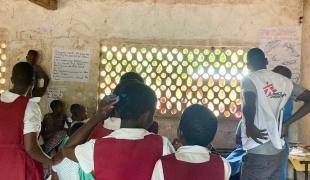 Les équipes MSF soutiennent le ministère de la Santé du Malawi pour la vaccination de près de 30 000 jeunes filles âgées de 9 à 14 ans contre le papillomavirus humain. 