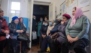 Des habitantes du village de Hetmanivka, dans la région de Kharkiv, attendent d’être reçues par l'équipe de la clinique mobile MSF, le 25 octobre 2022.