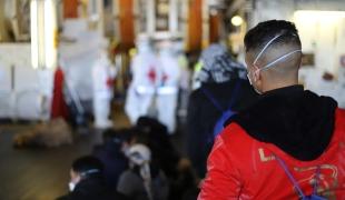 Des personnes à bord du Geo Barents, navire de recherche et de sauvetage MSF, dans le port d'Ancône dans le nord de l'Italie. Le navire a été immobilisé par les autorités italiennes. 17 février 2023. 