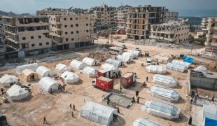 Vue d'un centre d'accueil des victimes des tremblements de terre dans le nord-ouest de la Syrie. Les équipes MSF ont procédé à une distribution dans ces centres.