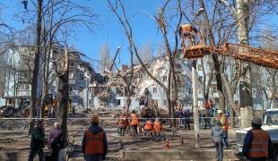 Vue du bâtiment résidentiel détruit par un missile à Zaporijia le 02 mars 2023.