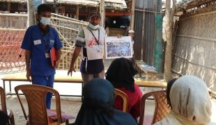 Séance de promotion de la santé auprès des patients de la salle d'attente de la clinique MSF de Jamtoli. Bangladesh.