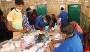 Vue de la clinique MSF de Jamtoli dans le camp de Cox's Bazar, où des patients attendent pour recevoir des médicaments contre la gale. Bangladesh.