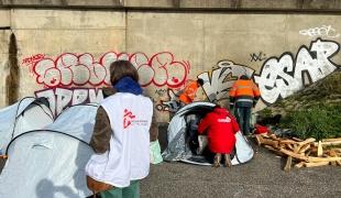 L’infirmière de l’équipe MSF attend un patient nécessitant d’un accompagnement à la Permanence d’accès aux soins, sous le pont du centre de Calais. Avril 2023