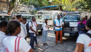 Les équipes MSF en briefing avant leur départ pour déployer des cliniques mobiles à Port-au-Prince. Haïti. 2023.