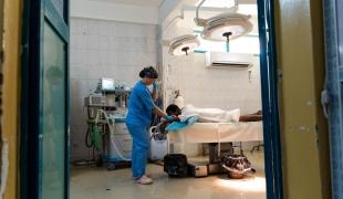 Une anésthésiste MSF avec un patient blessé par balle. Soudan. Mai 2023.