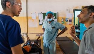 Le Dr Shahzid Majeed, médecin MSF, en discussion avec des collégues de l'hôpital de Bashair à Khartoum. Soudan. 2023.