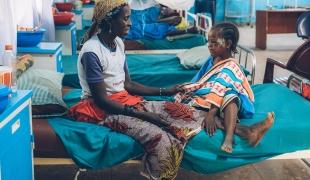 Aisha, une patient de 6 ans touchée par le noma, en compagnie de sa mère, dans l'hôpital de Sokoto, soutenu par MSF. Nigeria. 2023.