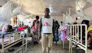 Un membre des équipes MSF traverse une salle de l'hôpital général de Minova. Sud-Kivu. RDC.