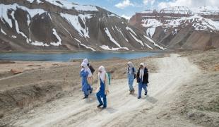 Des filles du village de Band-e-Amir se rendent à l'école dans la province de Bamyan. MSF a ouvert une structure de santé dans ce village, la seule destinée aux femmes et aux enfants. Afghanistan. 2023.