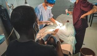 Des équipes MSF lors d'une opération à l'hôpital de Bashair à Khartoum. Soudan. 2023.