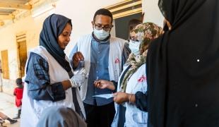 Des membres des équipes MSF en discussion pour l'organisation d'une clinique mobile à Wad Madani au Soudan, en juin 2023. 