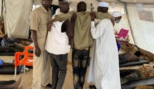 De nombreux blessés fuyant le conflit au Soudan, pris en charge par les équipes de MSF à l'hôpital d'Adré