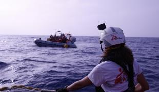 Le matin du 24 juin 2023, l'équipe du Geo Barents a secouru 13 personnes, dont 2 femmes et 2 mineurs non accompagnés, qui étaient en détresse sur un canot pneumatique en Méditerranée.