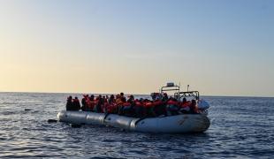 Le 5 décembre 2022, alors qu'elle scrutait la mer à l'aide de jumelles, notre équipe a repéré une embarcation avec des personnes à bord ayant besoin d'aide. 90 personnes, dont 35 mineurs, se trouvaient à bord d'un canot pneumatique surchargé en détresse dans les eaux internationales au large des côtes libyennes. 