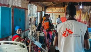 Un docteur MSF dans une salle réservée aux enfants atteints de rougeole dans le camp de Um Sangour. Soudan du Sud.