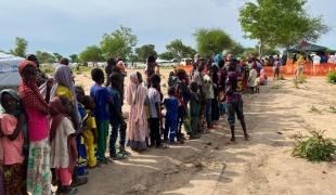 Des enfants font la queue pour recevoir une dose des vaccins contre la rougeole et d'autres maladies dans la ville de Birao. République centrafricaine. Juillet 2023.