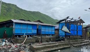 Les latrines d'un camp de déplacés dans l'État d'Arakan au Myanmar, largement détruites après le passage du Cyclone Mocha. 