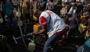 Les équipes MSF distribuent de l'eau traitée à la station d'épuration de Bulengo par camion-citerne.