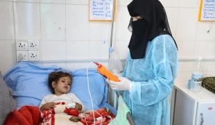 Nada Nasir, 4 ans, reçoit un traitement contre la rougeole dans le centre d'isolation de l'hôpital de Rada.