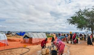 Des réfugiés soudanais sur un site de distribution d'eau de MSF à Adré dans l'est du Tchad, 2 août 2023.