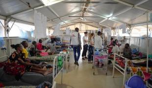 Vue d'un centre de nutrition thérapeutique à l'hôpital MSF du camp de déplacés internes de Bentiu, dans l'État d'Unity. Avec l'arrivée des rapatriés suite au conflit au Soudan, l'hôpital MSF a enregistré une augmentation des admissions au centre en juillet 2023.