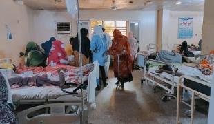 Soudan : à Omdurman, l’un des derniers hôpitaux encore fonctionnels menacé par la violence des combats