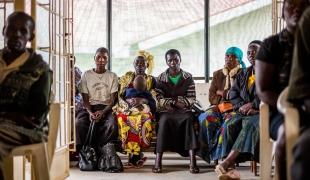 Des patients attendent un test de charge virale à l'hôpital régionale d'Arua. Ouganda. 2016. 