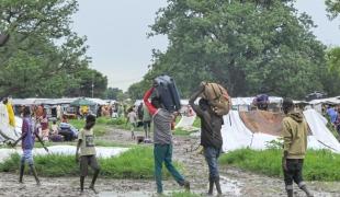 Returnees carrying their luggage to the temporary shelters in Bulukat