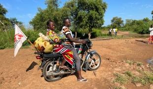 Une femme et son bébé sur une moto MSF. Batangafo. République centrafricaine. Août 2023.