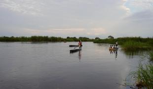 Des enfants se rendent à l'école en canoë à Old Fangak au Soudan du Sud. Les habitants de la région ont dû s'adapter aux inondations récurrentes qui touchent la région. 2023. 