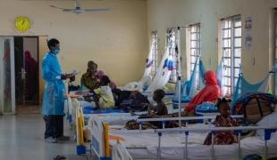 Vue d'une salle d'un hôpital soutenu par MSF où sont hospitalisés des patients souffrant de diphtérie. Nigeria. 2023.
