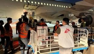 Un logisticien MSF supervise un convoi de matériel médical à destination de Derna. Misrata. Libye.