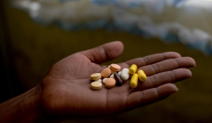 Nanyanyiso Baloi tient dans sa main son traitement contre la tuberculose multirésistante, incluant la delamanide et la bédaquiline, à Khayelitsha dans la métropole du Cap en Afrique du Sud.