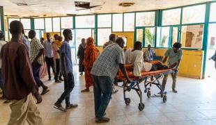 Des patients arrivent à l'hôpital Bashair à Khartoum, soutenu par MSF. Soudan. Mai 2023.