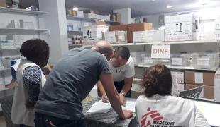 Le personnel de MSF prépare une donation de médicaments pour le ministère de la santé à Gaza suite aux frappes aériennes israéliennes. 8 octobre 2023