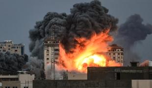 Vue de la destruction d'un immeuble par une frappe de l'armée israélienne le 7 octobre 2023. 