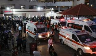 Des ambulances transportent des victimes des bombardements israéliens à l'hôpital d'Al-Shifa le 15 octobre 2023. Gaza.