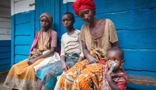 Iranda est venue au centre de santé de Masisi avec trois de ses six enfants pour une consultation médicale pour son plus jeune fils