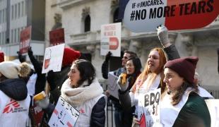 Manifestation organisée par MSF en 2020 devant la bourse de New York pour demander la baisse du prix de la bédaquiline. 