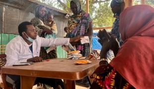 Le 1er novembre, 567 enfants ont été examinés dans le cadre du programme nutritionnel ambulatoire du centre de santé d'Adré. Les cas les plus graves sont référés à l'hôpital et ceux qui peuvent être traités à domicile reçoivent des aliments thérapeutiques et un traitement à prendre jusqu'à leur prochaine consultation médicale de suivi.