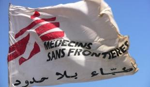 Le drapeau de MSF flotte au-dessus de l'hôpital du camp de Kalma, le plus important camp de déplacés du Darfour (2008)