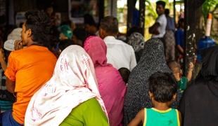 Vue d'une clinique mobile organisée par MSF dans le camp de déplacés internes de Kyein NI Pin à Pauktaw dans l'État de Rakhine, qui offre des soins aux communautés Rohingyas. En raison des restrictions de circulation imposées par les autorités, ces cliniques mobiles ne peuvent plus se faire. Octobre 2023. Myanmar.