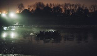 A rubber boat leaving the French coasts to England