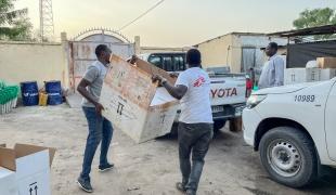 Des équipes MSF chargent le matériel pour une campagne de vaccination massive dans la région de Batha au Tchad. 