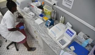 Laboratoire de l'hôpital régional de Makeni enregistrant les résultats des tests de tuberculose.